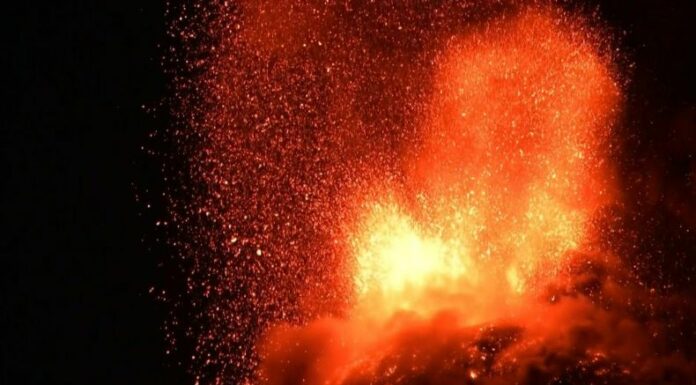 La erupción del volcán de Fuego en Guatemala obligó la evacuación de cientos de familias, el cierre de una carretera y la suspensión de clases.