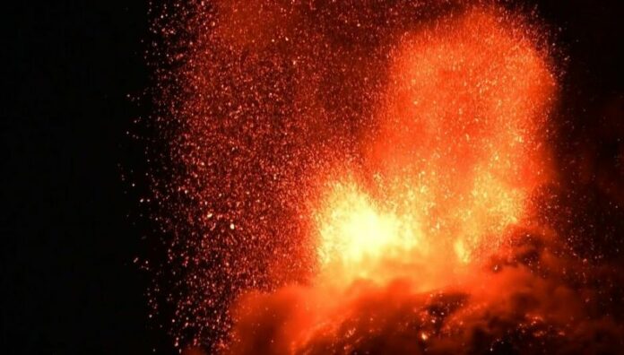 Un millar de evacuados en Guatemala por erupción del volcán de Fuego La erupción del volcán de Fuego en Guatemala obligó la evacuación de cientos de familias, el cierre de una carretera y la suspensión de clases.