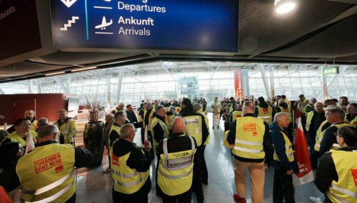 Miles de vuelos cancelados por huelga en aeropuertos de Alemania Más de 3,000 vuelos han sido cancelados en las últimas horas a causa de una huelga de los empleados de los principales aeropuertos alemanes.