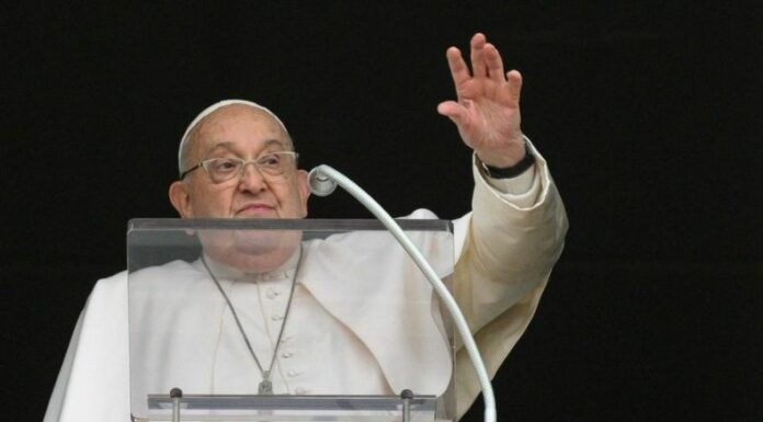 La Santa Sede informó que el papa Francisco ha presentado una mejoría en su cuadro clínico y responde bien al tratamiento.