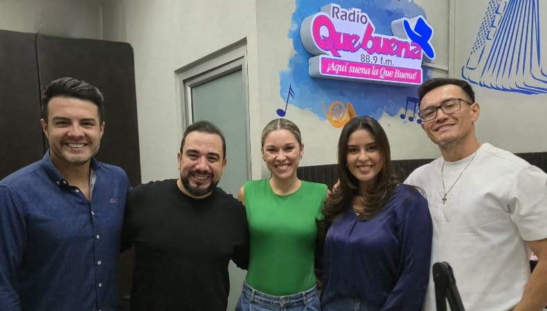 El inusual encuentro desató la emoción en la cabina, donde los oyentes y seguidores del programa Yo me llamo no tardaron en reaccionar.