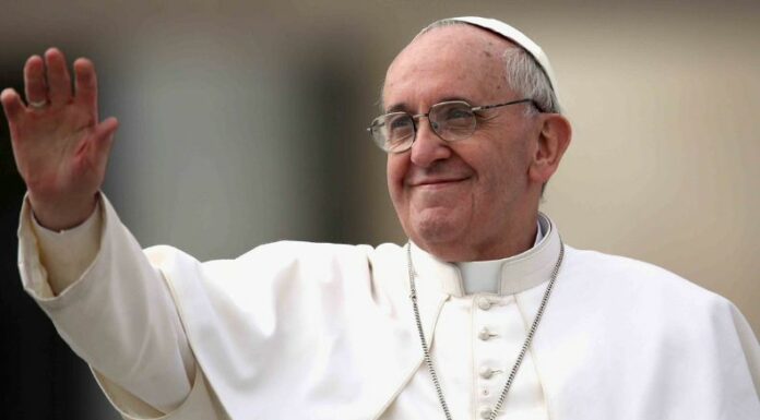 La salud del papa Francisco se estabiliza y mejora, aunque seguirá hospitalizado para recuperarse de la neumonía bilateral.