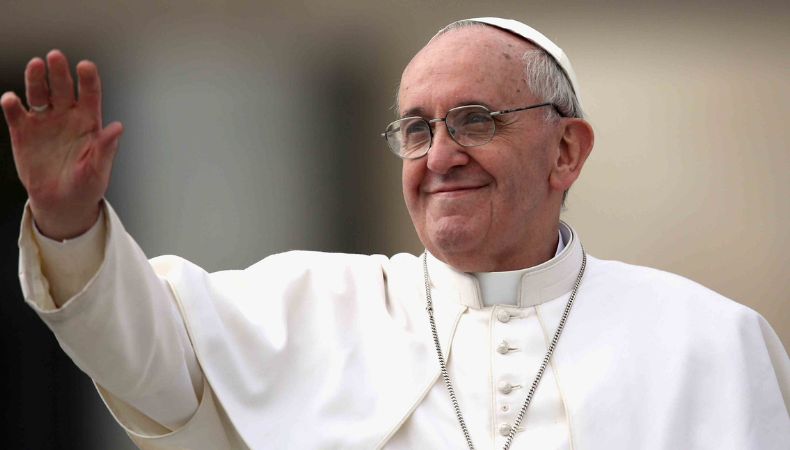 La salud del papa Francisco se estabiliza y mejora, aunque seguirá hospitalizado para recuperarse de la neumonía bilateral.