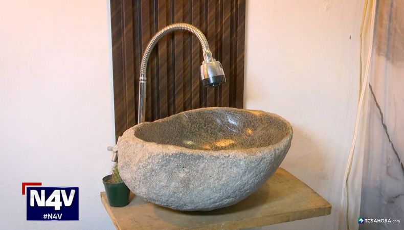 Un ingenioso joven del distrito de Colón encontró en las piedras de un río la materia prima para iniciar su emprendimiento de lavamanos.