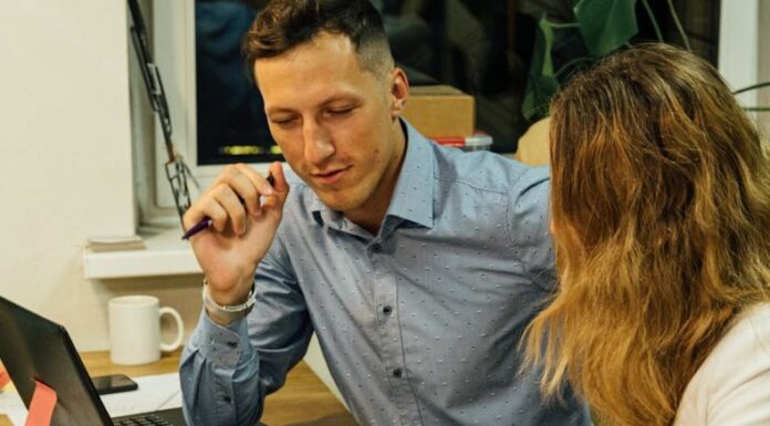 Investigaciones recientes en neurociencia han desmentido el mito de que las mujeres hablan más que los hombres, demostrando que no tiene base científica.