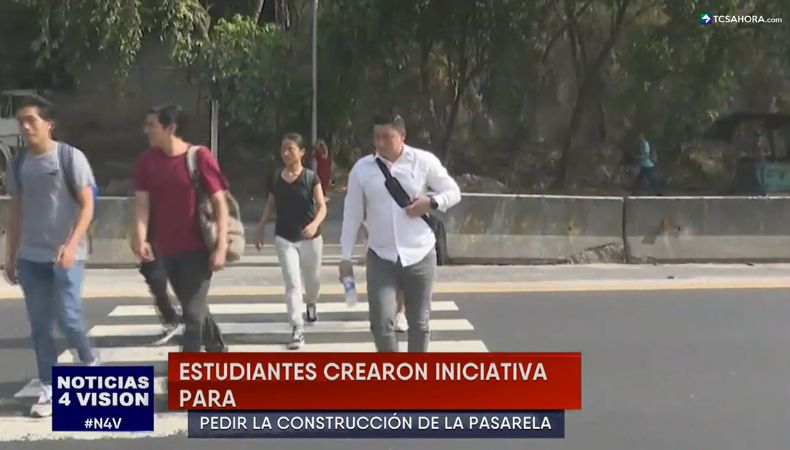 Peatones solicitan la construcción de una pasarela en un tramo de la carretera de Oro, donde a diario arriesgan sus vidas al cruzar la calle.