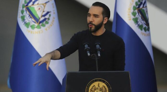 Bukele cuestiona elevados costos de licencias para negocios que cobra alcaldía capitalina. Alcalde Mario Durán ha reaccionado.