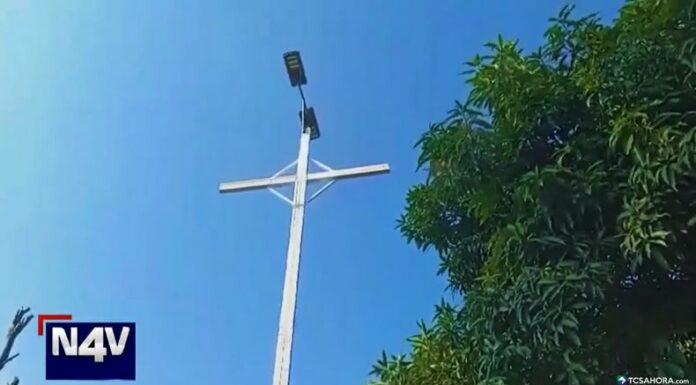 La cruz de más de 20 metros de altura y 1,500 libras es un símbolo de fe que reluce en el cerro Xayajatepec de Jayaque.