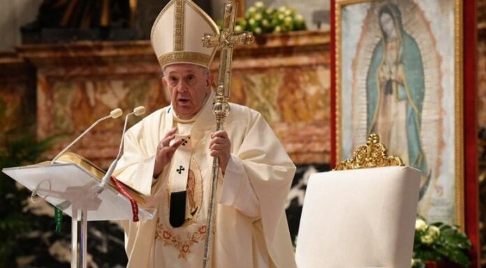 El Papa Francisco sigue con oxigenoterapia de alto flujo, reduciendo gradualmente la ventilación mecánica nocturna. Aún necesita terapia médica hospitalaria y fisioterapia motora y respiratoria.