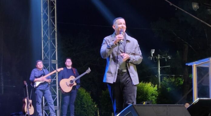 Daddy Yankee, ahora Raymond Ayala, reunió a miles de personas en un evento cristiano para compartir su transformación personal.