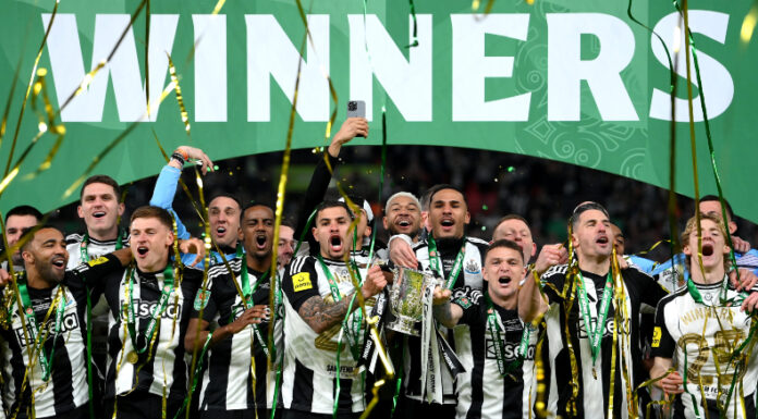 Newcastle cortó la racha de 70 años sin ganar un campeonato doméstico tras vencer al Liverpool en la gran final.