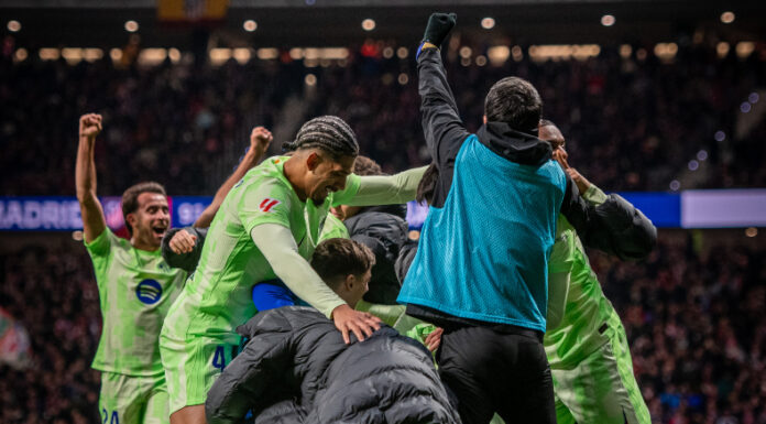 Barcelona remontó dos goles para derrotar al Atlético de Madrid y se mantiene como líder del campeonato español.