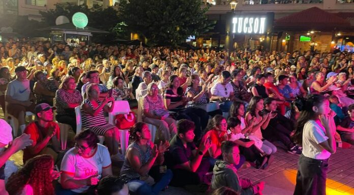 Los asistentes disfrutaron de grandes éxitos junto a sus imitadores favoritos con quienes tuvieron la oportunidad de cantar, bailar y tomarse fotografías.