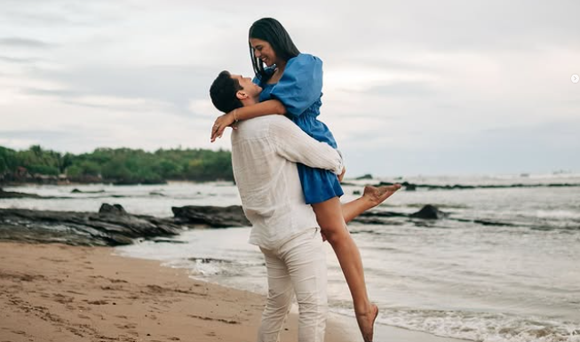 Los presentadores disfrutaron un día en la playa junto a su mascota, Macarena. A través de historias compartieron el momento especial.