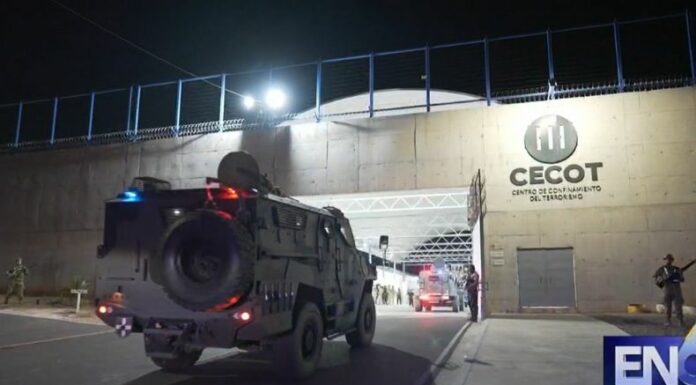 El Salvador recibió el domingo a más de 200 miembros de la pandilla venezolana del Tren de Aragua en el CECOT.