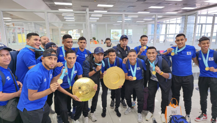 Selecta playera ya se encuentra en el país La Selecta playera arribó este martes al país tras ganar el título del Premundial de la CONCACAF en Bahamas.