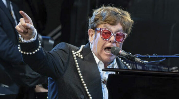 El legendario Elton John ha revelado que sufre un grave deterioro visual, lo que le ha obligado a modificar su forma de firmar autógrafos.