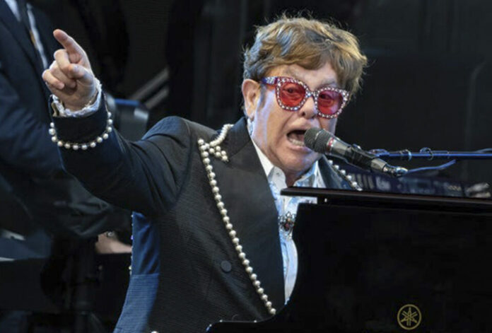 Elton John pierde visión en un ojo y cambia su firma a una simple E El legendario Elton John ha revelado que sufre un grave deterioro visual, lo que le ha obligado a modificar su forma de firmar autógrafos.