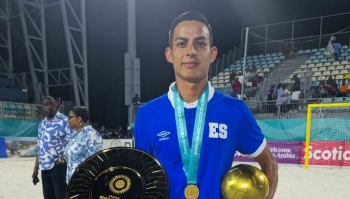 Emerson Cerna, el jugador revelación del Premundial con Selección de Fútbol Playa de El Salvador En su primer Premundial con los “guerreros de playa”, anotó seis goles para El Salvador aportando su cuota goleadora para el título de CONCACAF y clasificación a Seychelles 2025.