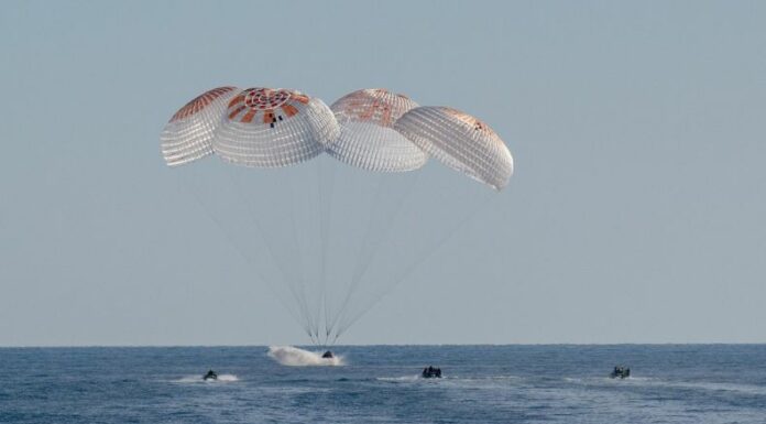 Los dos astronautas estadounidenses que pasaron más de nueve meses en la Estación Espacial Internacional (EEI), aterrizaron frente a las costas de Florida.