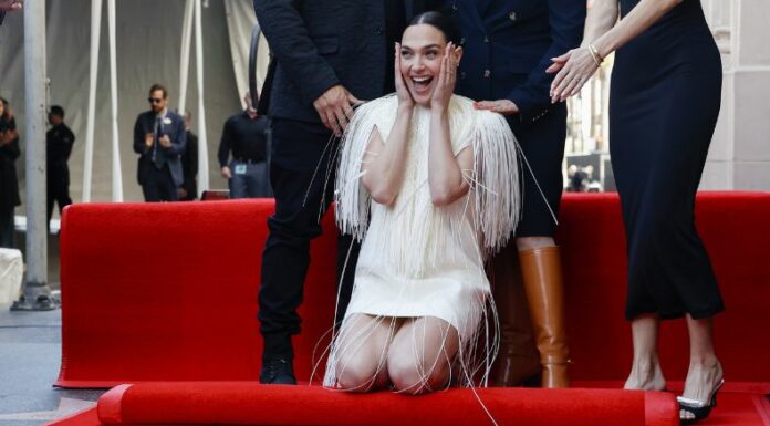 La actriz Gal Gadot fue homenajeada en una emotiva ceremonia para recibir la tan anhelada estrella en el Paseo de la Fama.