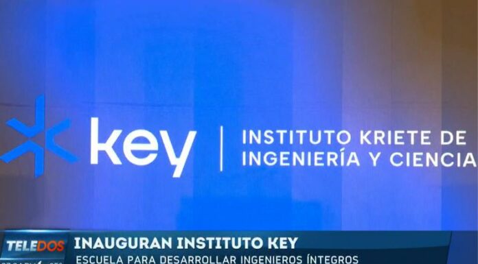 El director del Instituto Key y el presidente Nayib Bukele firman un convenio para otorgar becas a estudiantes de distintas zonas del país.