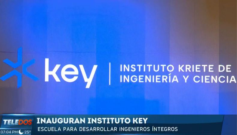 El director del Instituto Key y el presidente Nayib Bukele firman un convenio para otorgar becas a estudiantes de distintas zonas del país.