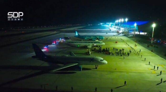 El presidente Trump aplica la Ley de Enemigos Extranjeros, aprobada hace más de 2 siglos, para deportar a inmigrantes venezolanos a El Salvador.