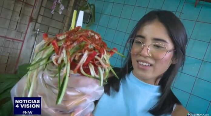 Una joven santaneca decidió innovar en el negocio familiar, creando la peculiar y deliciosa “fruta deschavetada”.