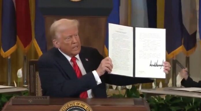 El presidente Donald Trump firmó una orden ejecutiva para cerrar el Departamento de Educación de Estados Unidos.