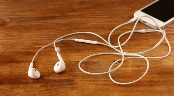 Los audífonos de cables facilitan un método de hackeo que permitiría que alguien escuche tus contenidos de audio y conversaciones