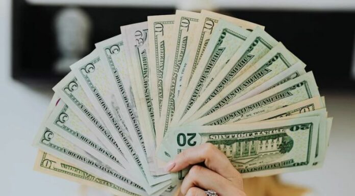 El salario mínimo en El Salvador no se actualiza desde 2021, pese a que la ley indica una revisión cada tres años.