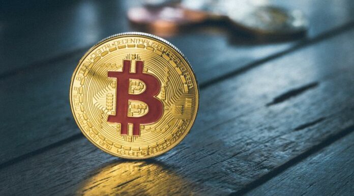 Los especialistas advierten que la medida de dejar recibir pagos en bitcóin responde a compromisos adquiridos con el FMI.