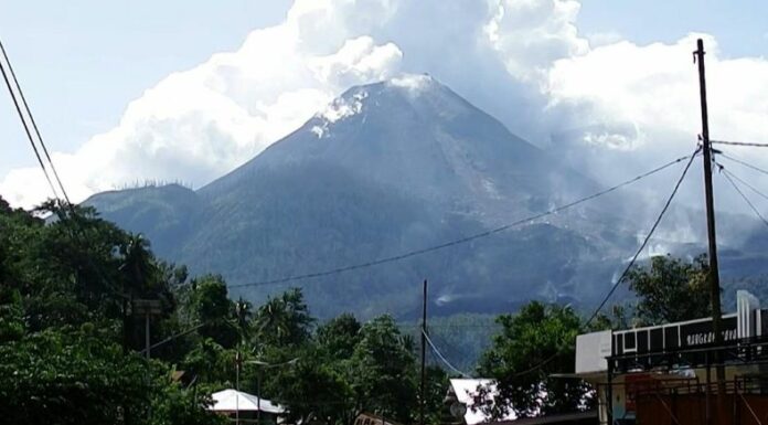 La erupción del volcán Lewotobi Laki-Laki en la isla de Flores, de 1,703 metros de altura, duró 11 minutos y 9 segundos.