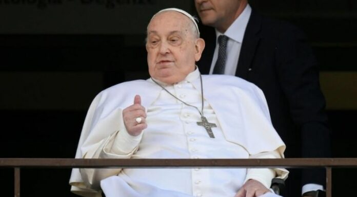 El papa Francisco reaparece en público tras más de un mes internado y es dado de alta del Hospital Gemelli.