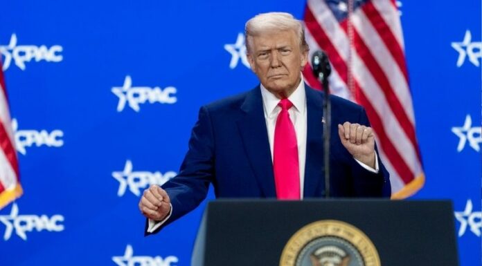 Trump anunció este lunes que impondrá aranceles del 25 % a cualquier país que compre petróleo a Venezuela.