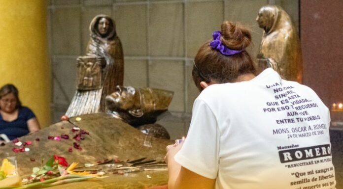 Hoy, la Iglesia católica conmemora el 45 aniversario del martirio de Monseñor Óscar Arnulfo Romero, primer santo salvadoreño.