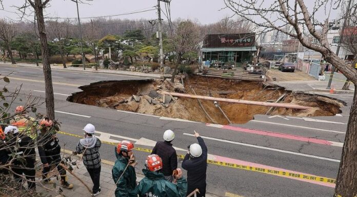 Un motociclista murió luego de ser tragado por un enorme socavón que se abrió en una transitada calle de Corea del Sur.