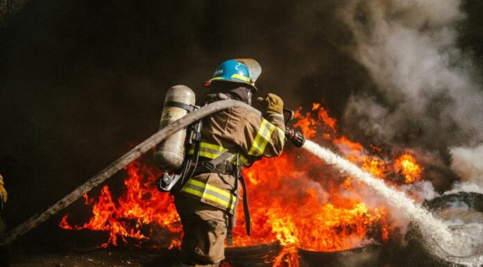 Un fuerte incendio se registró esta tarde en un terreno con abundante maleza seca y una barrera de neumáticos dentro del Autódromo El Jabalí.