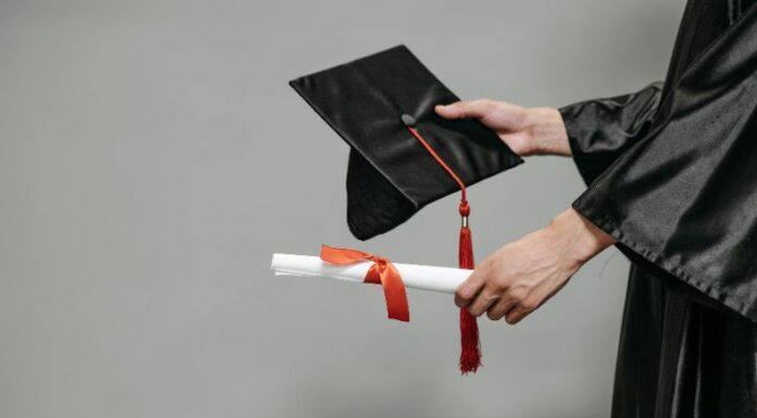 La reforma a la Ley de Educación Superior plantea cambios, incluyendo el requisito de un segundo idioma a nivel intermedio para graduarse de la universidad.