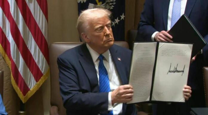 El mandatario Donald Trump firmó un decreto que ordena pedir prueba de ciudadanía para votar en elecciones federales.