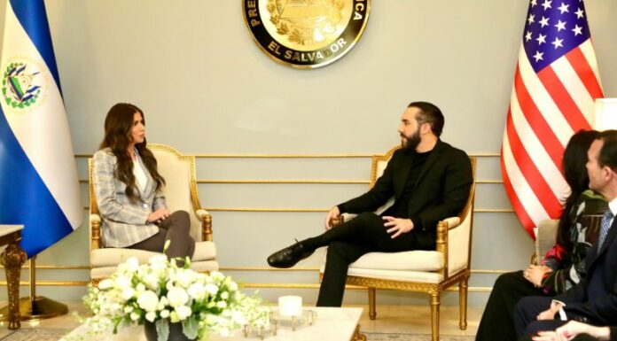 Secretaria Noem se reunió con el presidente Bukele, a quien agradeció su cooperación al aceptar vuelos con presuntos criminales deportados.
