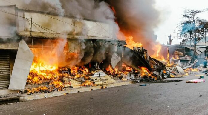 Cuerpo de Bomberos sofoca incendio generado en los alrededores del Mercado Central del distrito de Santa Tecla, La Libertad Sur.