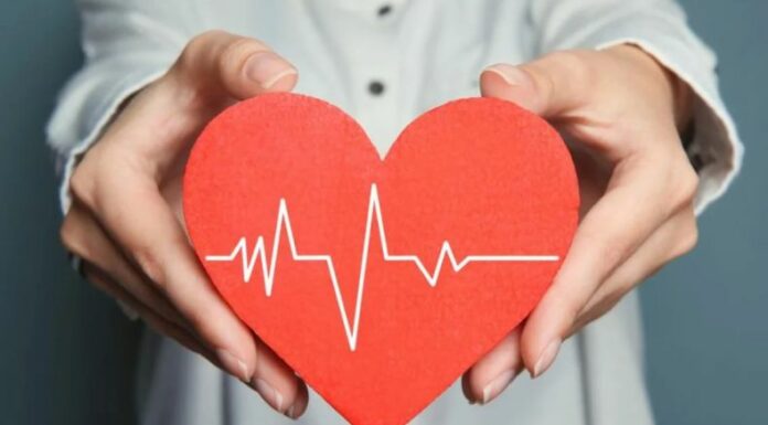 El Colegio Americano de Cardiología (CAC) advierte que las mujeres tienen mayor riesgo que los hombres de sufrir una enfermedad cardíaca.