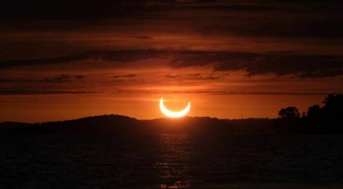 Este sábado 29 de marzo, la Luna pasó por delante del Sol y provocó un espectáculo emocionante: un eclipse solar parcial.