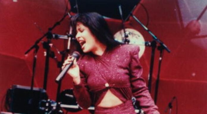 “Amor prohibido”, “No me queda más”, “Como la flor” entre otros temas son éxitos que hasta hoy suenan en diferentes partes del mundo.