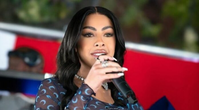 La cantante Yailin fue sorprendida por una fan, en un concierto, al darle un obsequio que sin esperarlo y organizarlo fue el protagonista de un video que hoy se ha hecho viral.