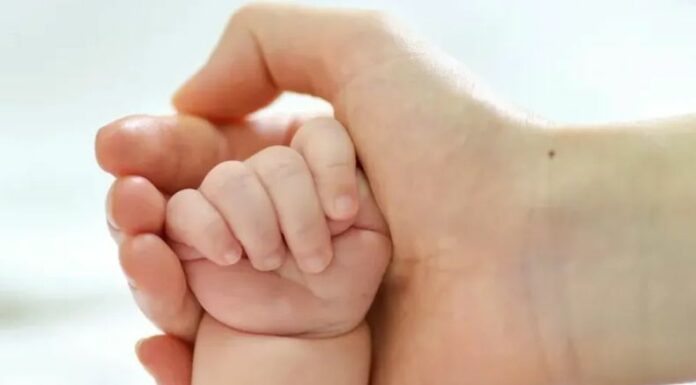 Un hecho conmocionó a Brasil: un recolector de basura encontró a una bebé recién nacida entre escombros en Río de Janeiro.