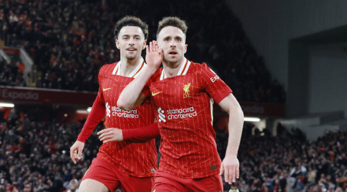 El Liverpool venció por la mínima al Everton y dio un paso más rumbo al título de la Premier League inglesa.