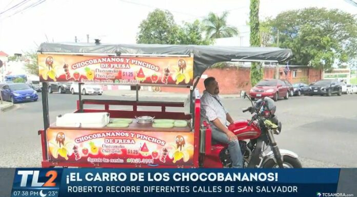 A diario, Roberto Molina recorre las calles de San Salvador a bordo de un peculiar carro móvil de chocobananos.